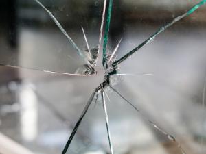 Votre vitre est brisée à la suite d'une effraction ? Que faire ?