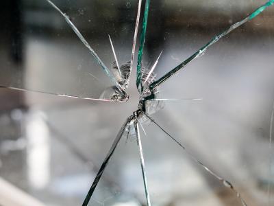 Votre vitre est brisée à la suite d'une effraction ? Que faire ?